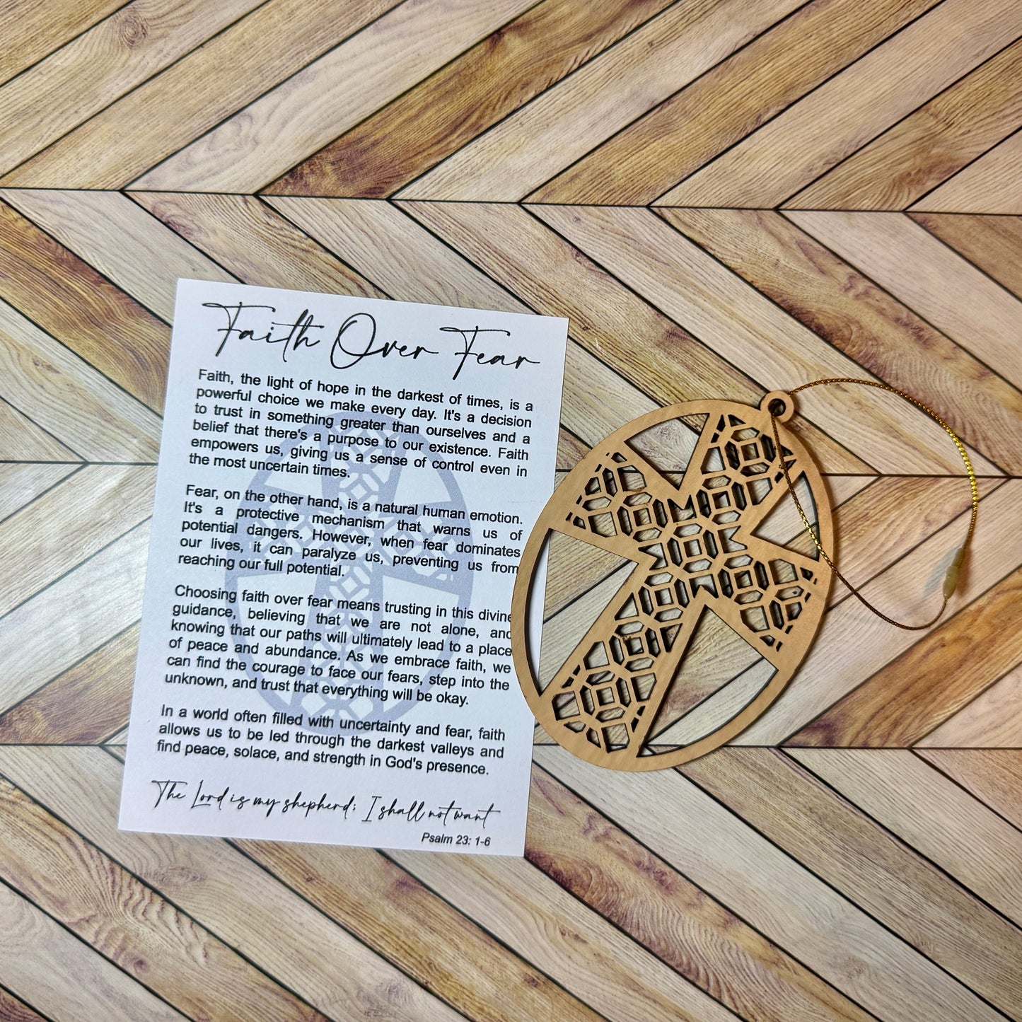 Wooden star-shaped ornament with a motivational card on a wooden surface