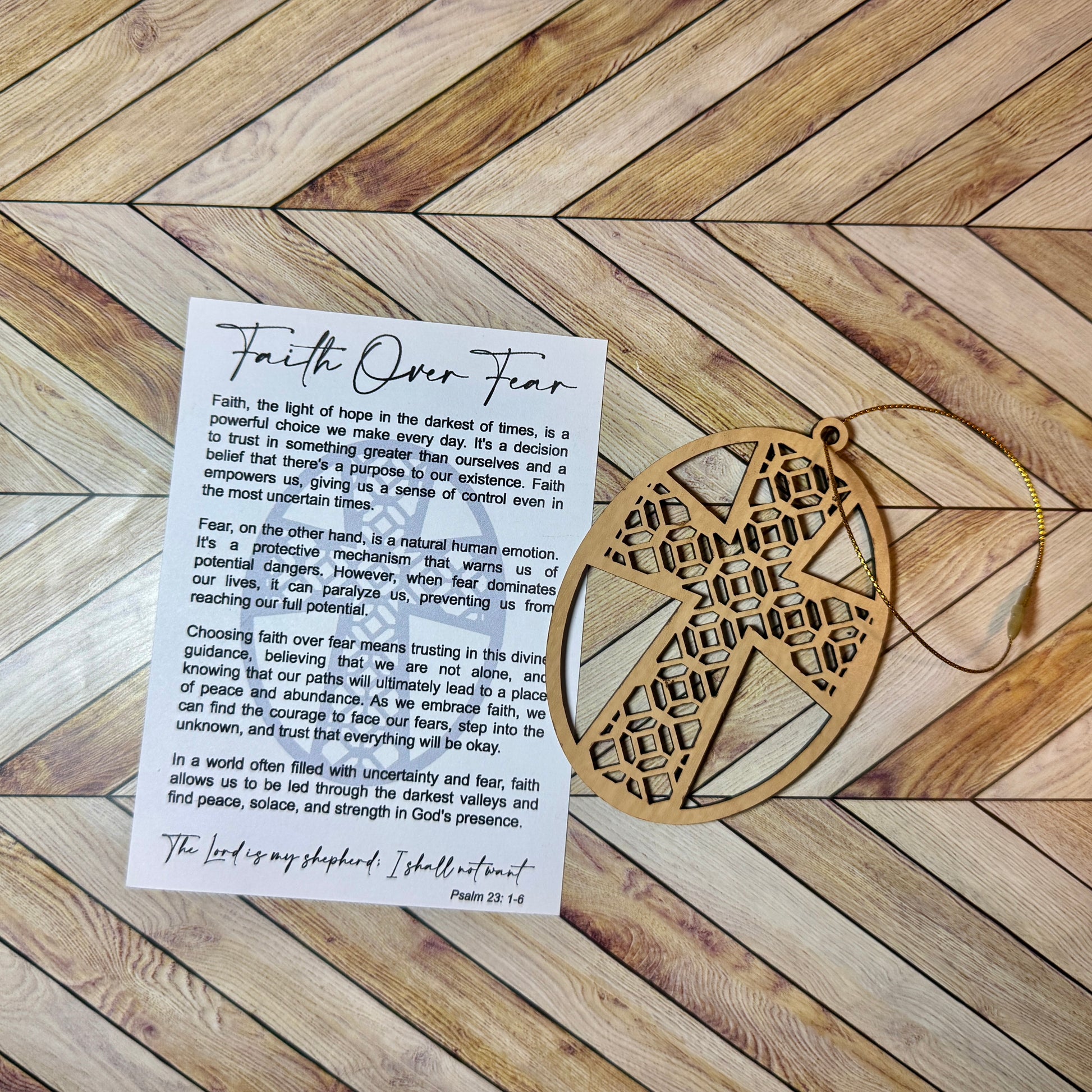 Wooden star-shaped ornament with a motivational card on a wooden surface